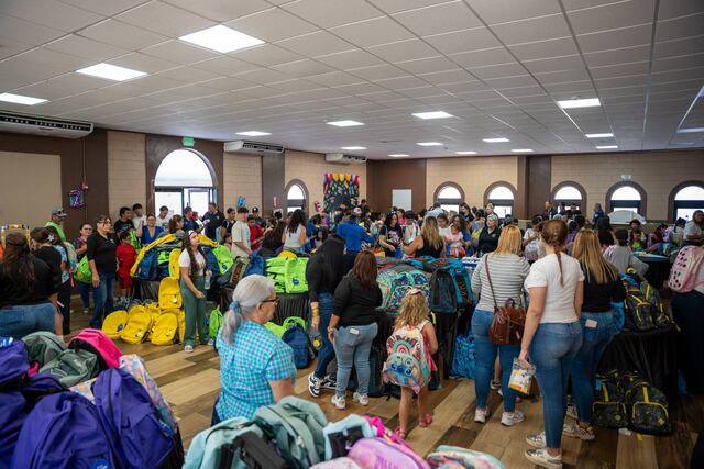 Añasco entrega materiales escolares a niños y jóvenes previo al regreso a clases
