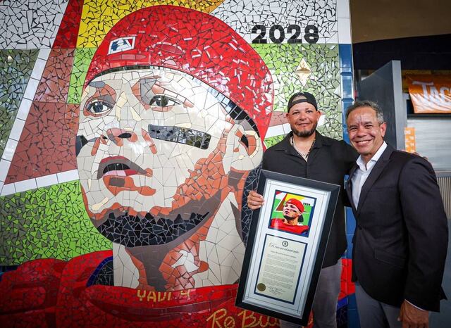 Develan mosaico “Eternos” en el estadio Hiram Bithorn