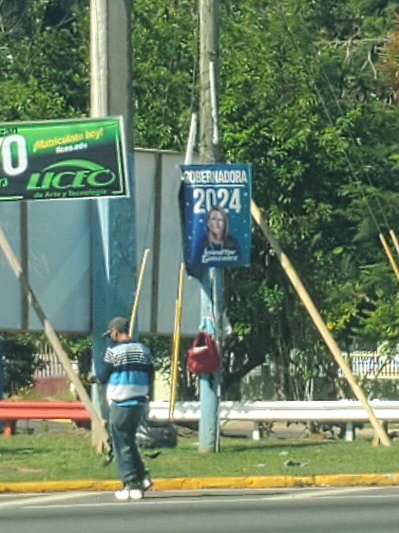 Los afiches aparecieron en las zonas cercanas al coliseo de Manatí.