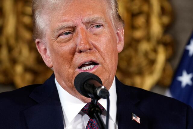 Cubanos y venezolanos que huyeron de “dictaduras” marchan contra “autoritarismo” de Trump