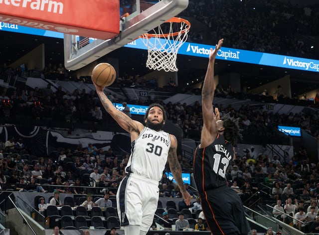 Spurs derrotan 123-95 a Pistons mermados por las lesiones