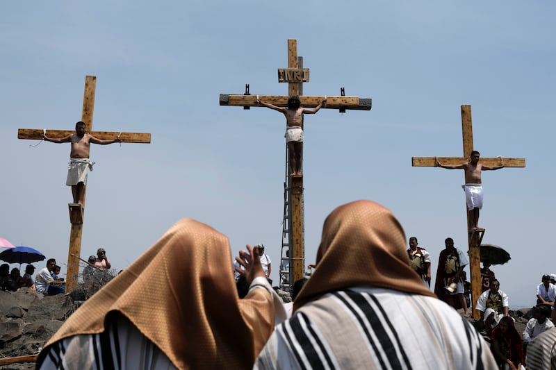 Actores recrean el Vía Crucis como parte de la celebración de la Semana Santa, en el vecindario de San Mateo de Tepotzotlan, México, el 29 de marzo de 2024. La Semana Santa conmemora los últimos días de la vida de Jesús, según la Biblia, incluyendo su crucifixión el Viernes Santo y su resurrección en el Domingo de Pascua. (AP Foto/Marco Ugarte)