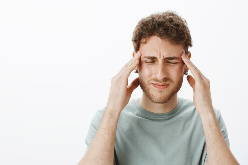 Se le conoce médicamente como cefalea, y puede ir desde un dolor leve hasta un dolor intenso que puede incapacitar a una persona durante horas. Foto: Freepik.