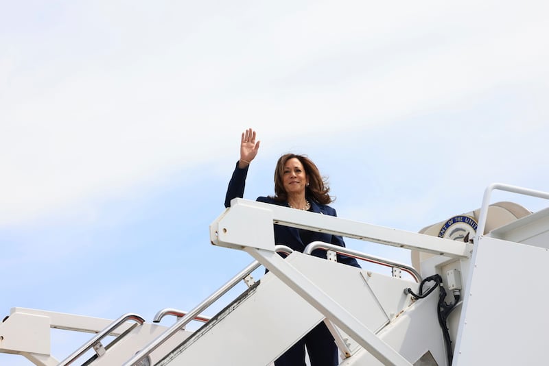 La vicepresidenta Kamala Harris saluda mientras aborda el Air Force Two mientras parte en un viaje de campaña a Milwaukee, Wisconsin.