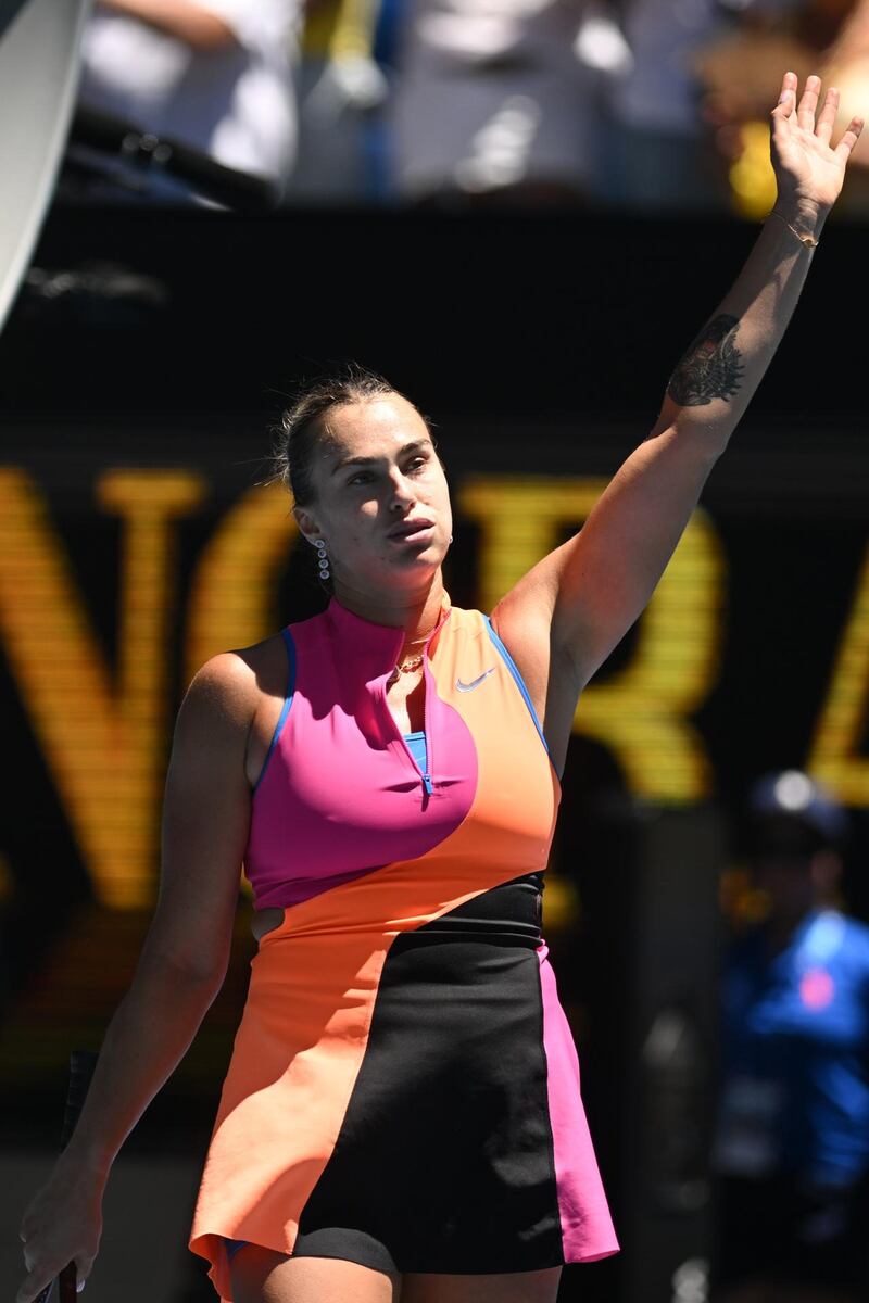La bielorrusa Aryna Sabalenka celebra el punto de partido de la tercera ronda femenina contra Anastasia Potapova, de Austria, en el Abierto de Australia 2026.