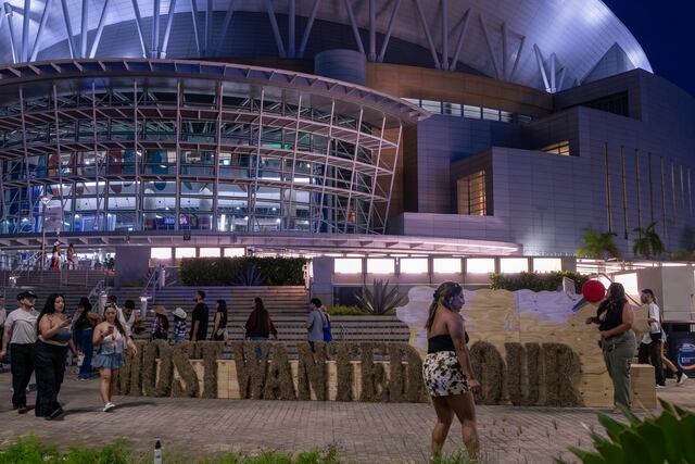Influencer española pasa susto en concierto de Bad Bunny