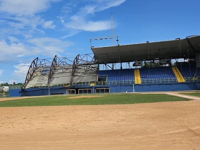 Se desploma parte del techo de parque de pelota en Camuy