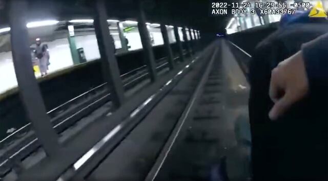 Policías de Nueva York y transeúnte salvan a hombre que cayó en las vías del tren