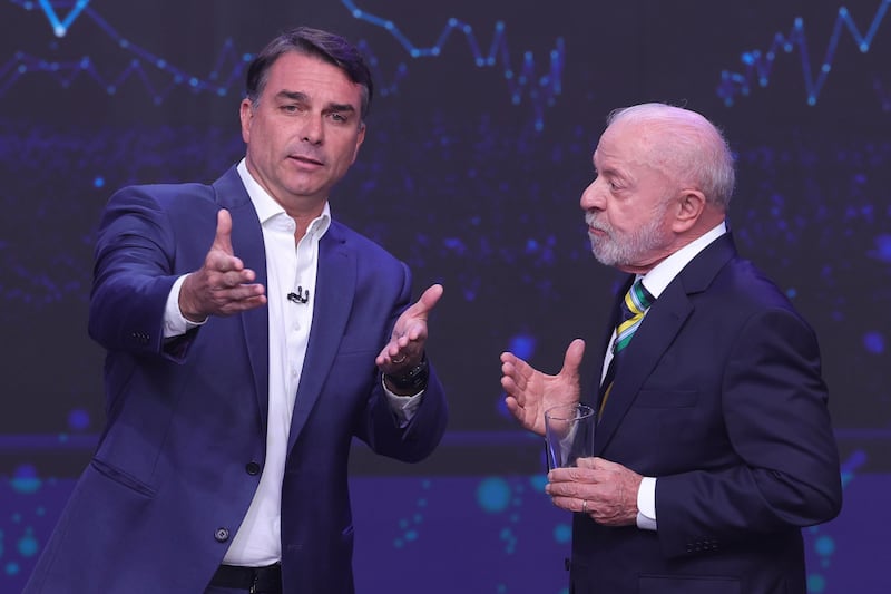 El presidente de Brasil y candidato a la reelección, Luiz Inácio Lula da Silva (d), y el opositor Flávio Bolsonaro fueron captados este 18 de octubre, durante el primer debate de cara a la segunda vuelta de las elecciones presidenciales, en la sede de Red Bandeirantes, en Sao Paulo (Brasil). EFE/Sebastiao Moreira