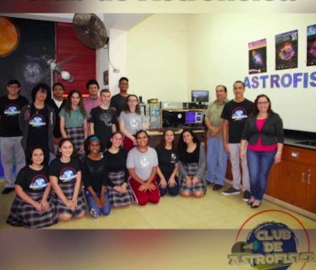 Maestra felicita a sus estudiantes por ser parte de club científico