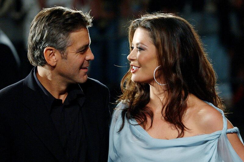 ARCHIVO - El actor estadounidense George Clooney, izquierda, y la actriz galesa Catherine Zeta-Jones en la proyección de su película 