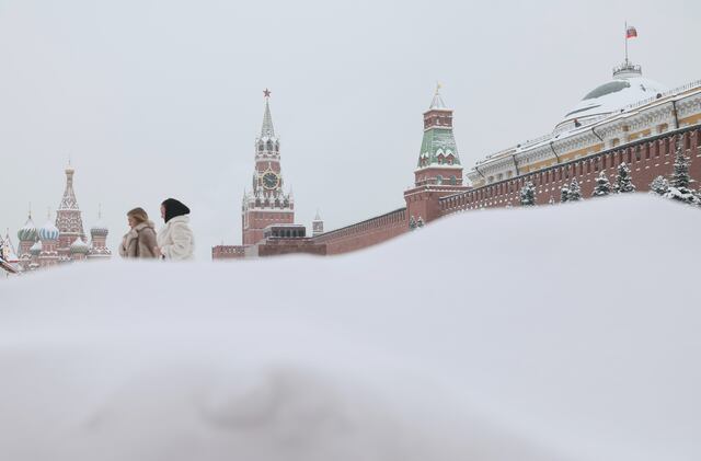 Fuerte nevada cubre Moscú, Rusia, con más de medio metro de nieve