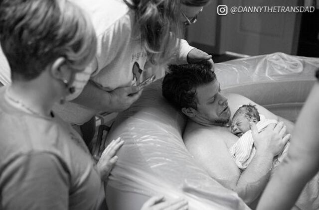 La historia del padre que dio a luz y lo compartió con sus seguidores