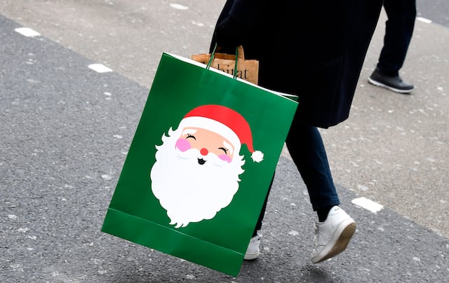¿Te da estrés el intercambio de regalos? Aquí te ayudamos a sobrevivir esta Navidad