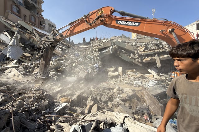 Mueren al menos 20 personas tras derrumbarse un edificio que albergaba desplazados en Gaza