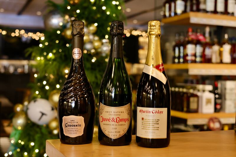 Mara Otero, sommelier de La Enoteca de Ballester, propone una selección de champañas, espumosos y vinos pensados para celebrar con elegancia y sorprender a los invitados.
