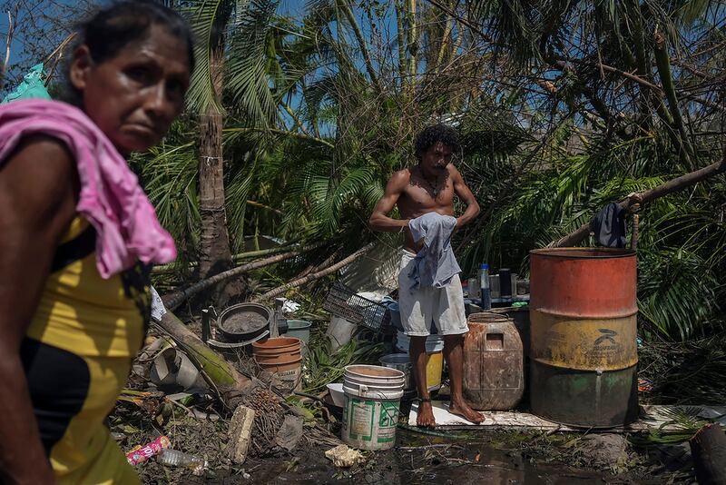 Residentes se bañan y limpian el viernes 27 de octubre de 2023, en Acapulco, México.