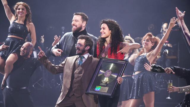 Emilio y Gloria Estefan felicitan a Denise Quiñones y al elenco boricua de ‘On Your Feet!’