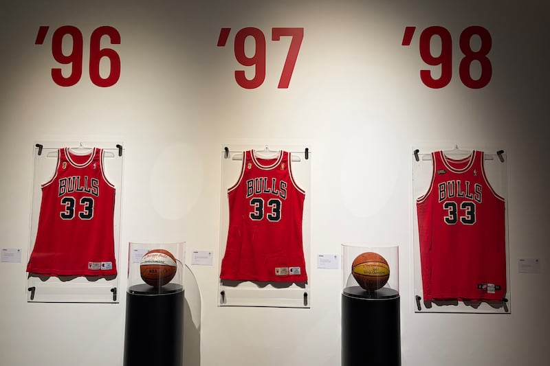 Fotografía que muestra camisetas que forman parte de la colección del exbasquetbolista Scottie Pippen en Nueva York (Estados Unidos). EFE/Jan Téllez Asensio
