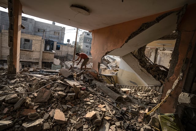 Periodista palestino muere junto a 11 miembros de su familia tras bombardeos israelíes