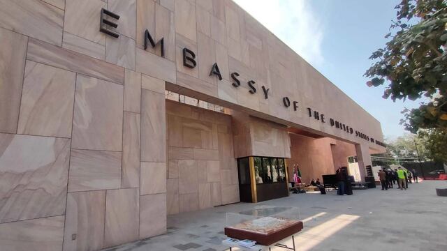 Estados Unidos reanuda presencia diplomática en Venezuela con izamiento de bandera
