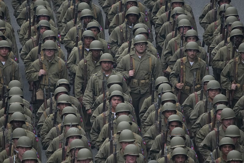 Soldados vestidos con uniformes de la Segunda Guerra Mundial marchan en el desfile militar el 14 de junio de 2025 en Washington, DC.