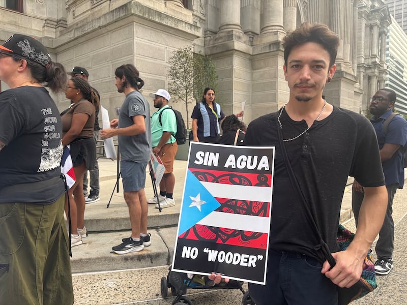 Manifestante con pancarta que dice “No wooder”, transcripción ortográfica de como suena la palabra agua en inglés con acento nativo de Filadelfia.