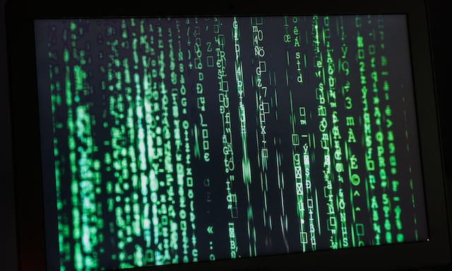 Científico propone usar inteligencia artificial para probar que la humanidad vive en una simulación