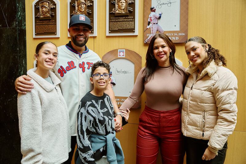 Carlos Beltrán junto a su familia en Cooperstown.