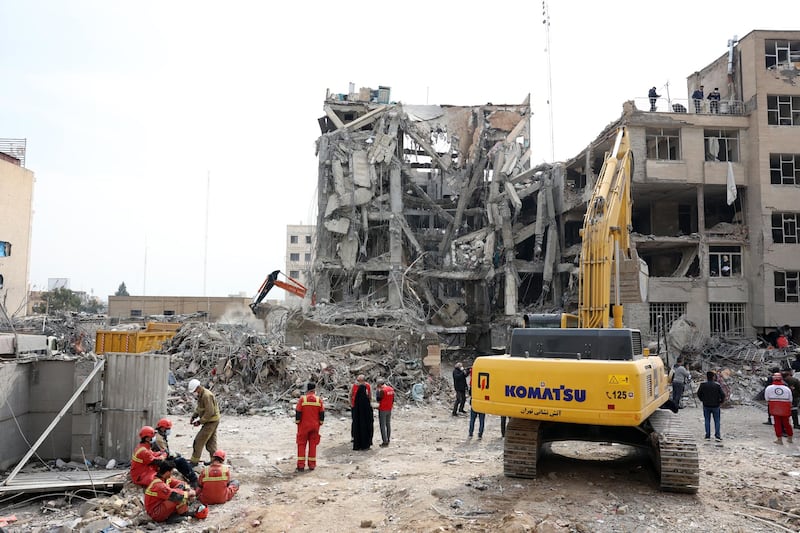 Personal trabaja removiendo escombros de edificios residenciales destruidos por los bombardeos en la capital iraní.
