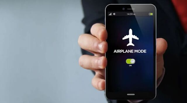 Esta es la razón principal del por qué tienes que colocar tu teléfono en modo avión cuando viajas por los aires