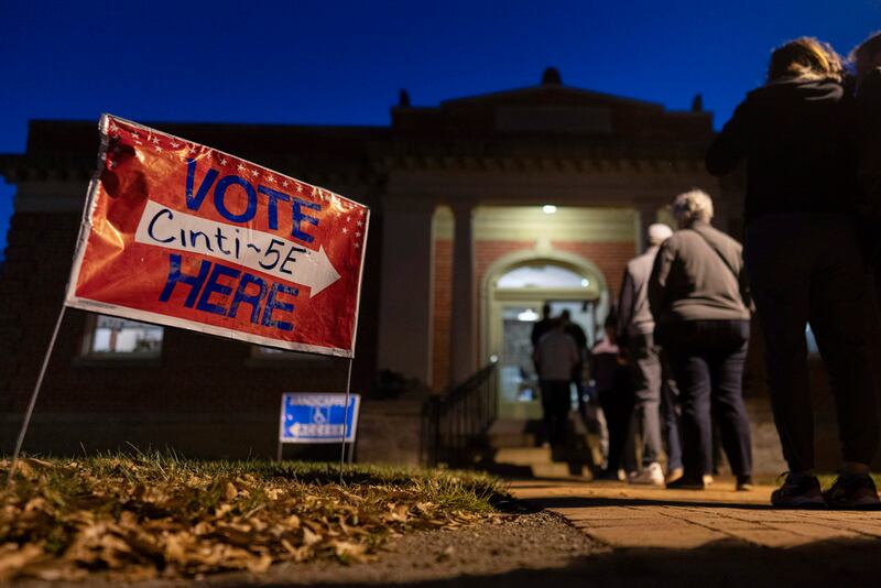 Votantes hacen cola para entrar en su centro de votación en el Observatorio de Cincinnati el día de las elecciones, el martes 5 de noviembre de 2024, en Cincinnati. (AP Foto/Carolyn Kaster)