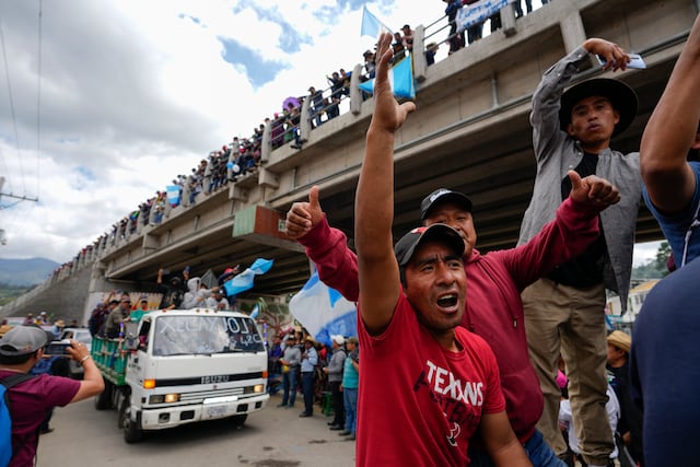 Miles de guatemaltecos protestan contra la fiscalía