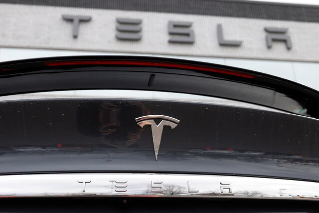 Tesla llama a revisión más de dos millones de autos para solucionar problemas con “Autopilot”
