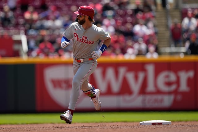Bryce Harper celebra nacimiento de su hija con jonrón en triunfo de Filis