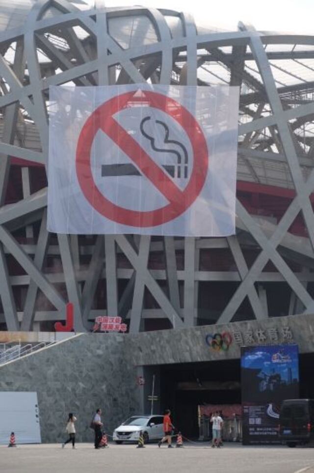 A partir de hoy, en China está prohibido fumar en lugares públicos