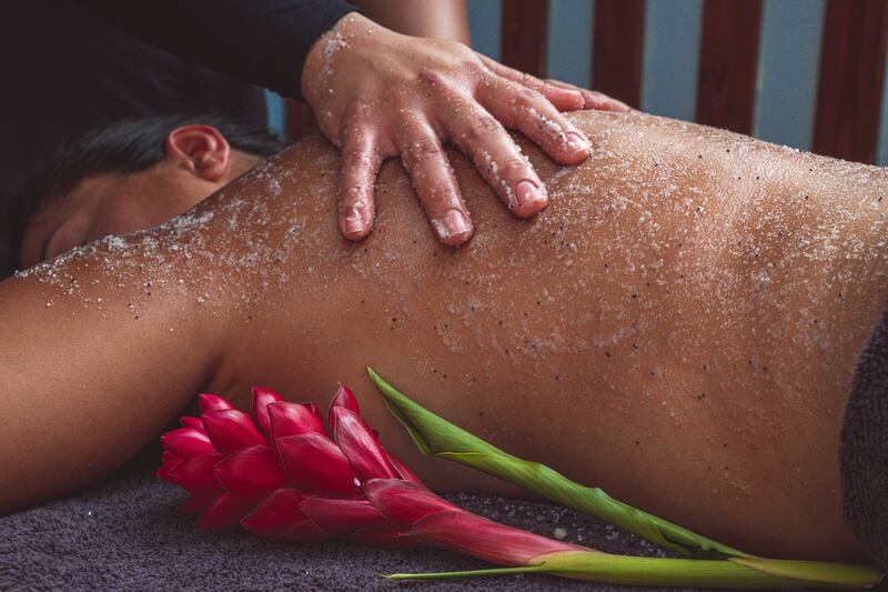 Exfoliante corporal con sales locales. En esta experiencia de Vichy Shower, la terapeuta exfoliará su cuerpo con sales de Cabo Rojo exhumadas de las salinas de la costa suroeste. 
