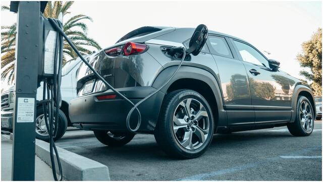 El 46 % de las personas con vehículos eléctricos consideran volver a los de gasolina