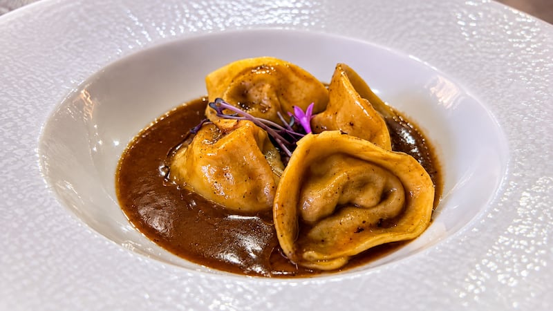 Dos Hogares, una pasta fresca rellena de chivo, jus de cocción lenta y aceite de orégano dominicano.