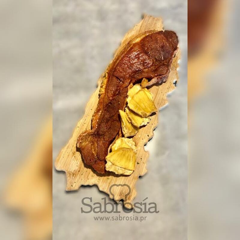 La “chulekán” es una crujiente chuleta deshuesada elaborada con carne de cerdo orgánica. Crédito: Lynet Santiago Túa