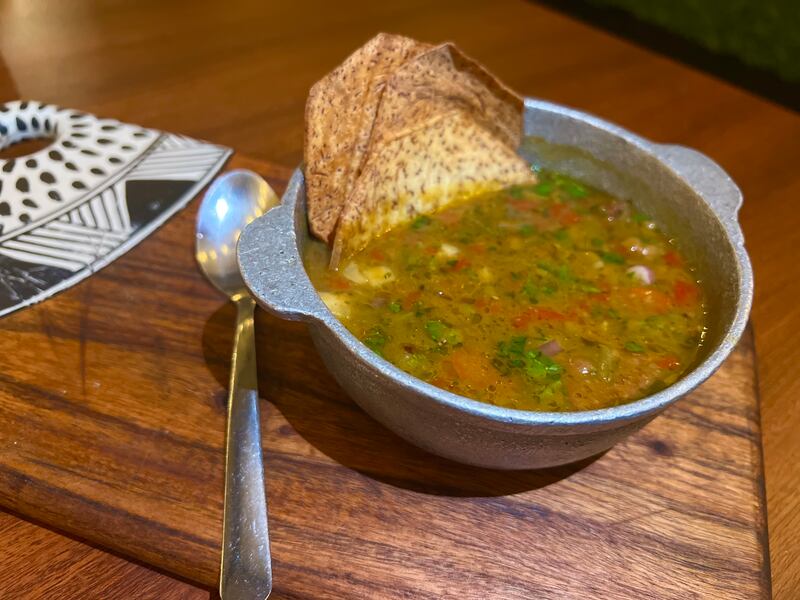 Sopa de gandules con chips de malanga.