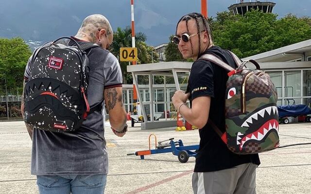 Cantantes colombianos se van a los golpes en aeropuerto