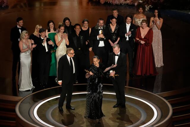 “Oppenheimer” gana el Oscar a mejor película, Emma Stone es la mejor actriz