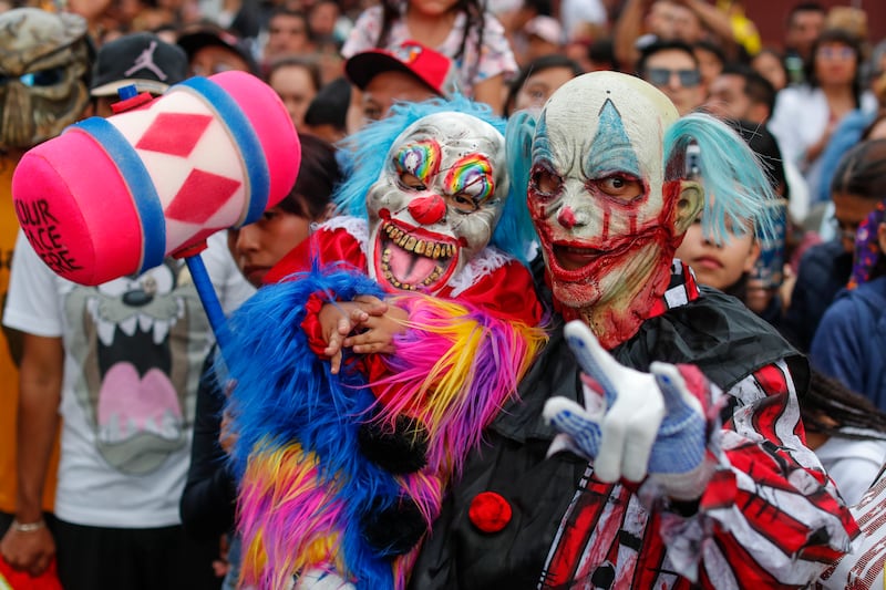 Personas disfrazadas participan en la Marcha Zombie este 18 de octubre de 2026, en Ciudad de México (México). EFE/ Isaac Esquivel