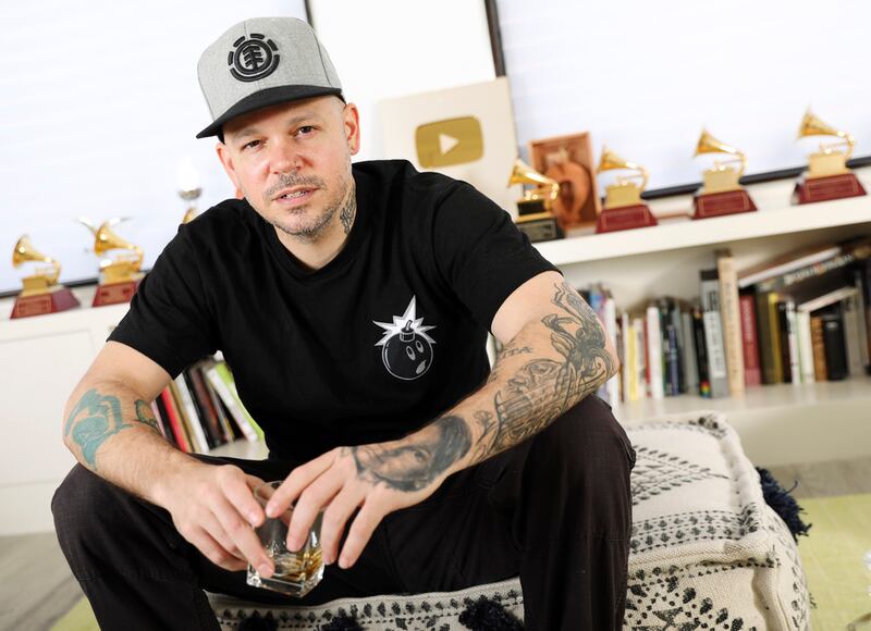 ARCHIVO - El músico y realizador René Pérez Joglar, conocido profesionalmente como Residente, posa en Nueva York en una fotografía del 12 de julio de 2019.