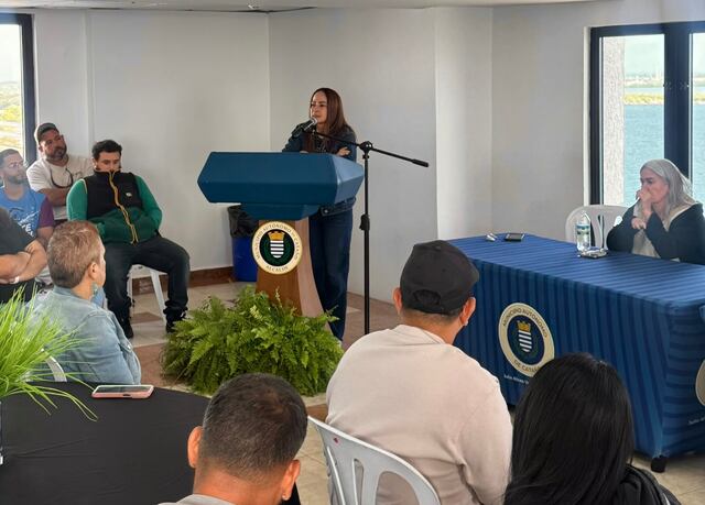 Cataño entrega primeras 80 cartas de permanencia a empleados transitorios