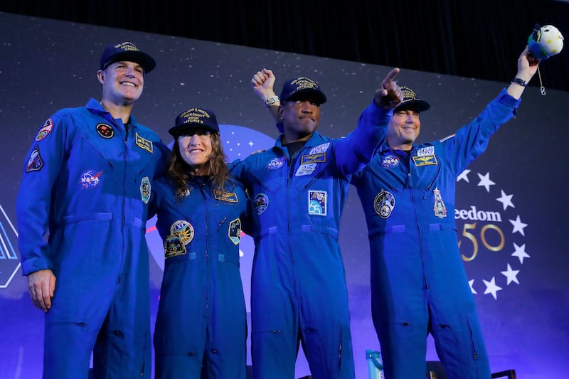 La tripulación del Artemis II, compuesta por Jeremy Hansen, Christina Koch, Victor Glover y Reid Wiseman, celebra el hito histórico del sobrevuelo lunar. (Foto AP/Michael Wyke)