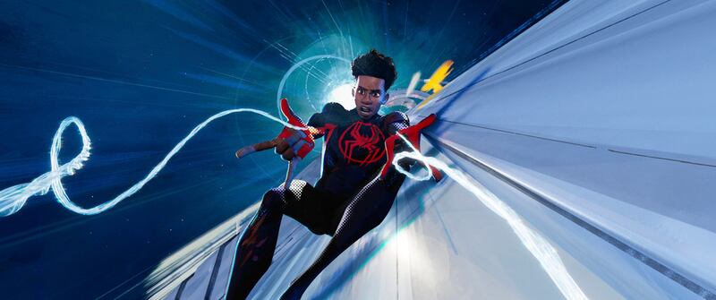 Miles Morales como Spider-Man, con la voz de Shameik Moore, en una escena de