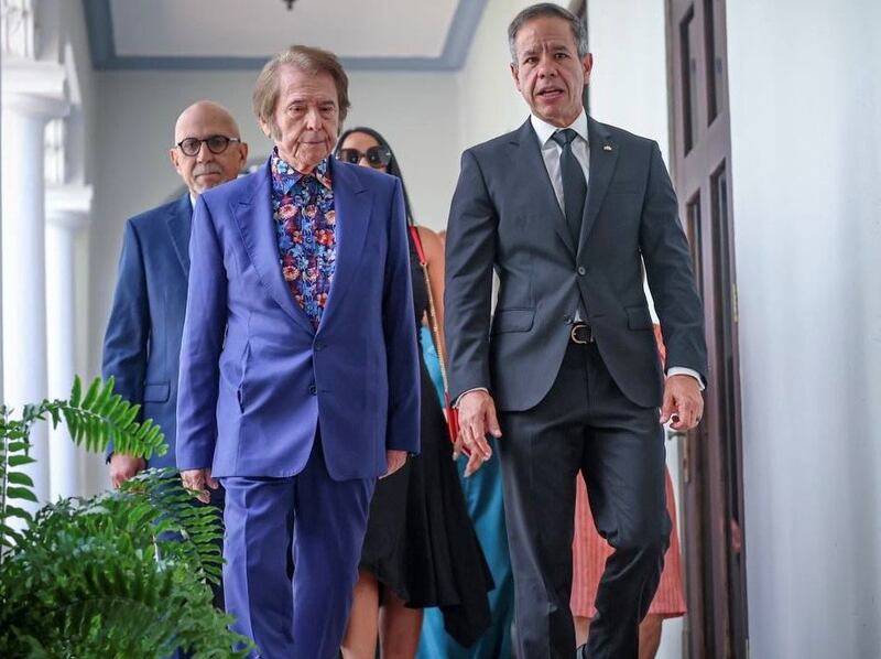 San Juan entrega llave de la ciudad a Raphael.