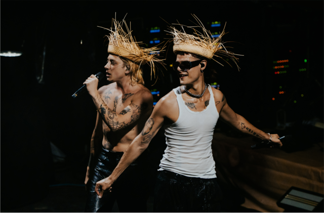 Dúo argentino Ca7riel y Paco Amoroso hacen vibrar el Vivo Beach Club con su “Papota Tour”